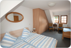 Schlafzimmer mit Doppelbett und Einzelbett